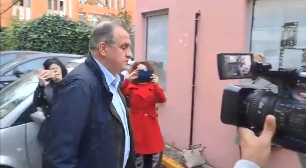 VIDEO/ Ilir Beqaj paraqitet në SPAK  para oficerit të policisë gjyqësore