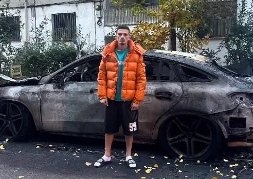 FOTOT/ Kozakut të ” TIK TOK”,  i djegin makinën luksoze: Po nuk e gjeti shteti autorin, do e gjej vetë