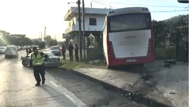 Fier/ Autobuzi përplaset me “Benzin”, përfundon në oborrin e një banese