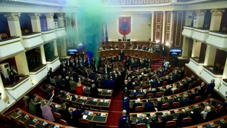 Deputetët demokratë kallëzohen në SPAK për tymueset më KUVEND