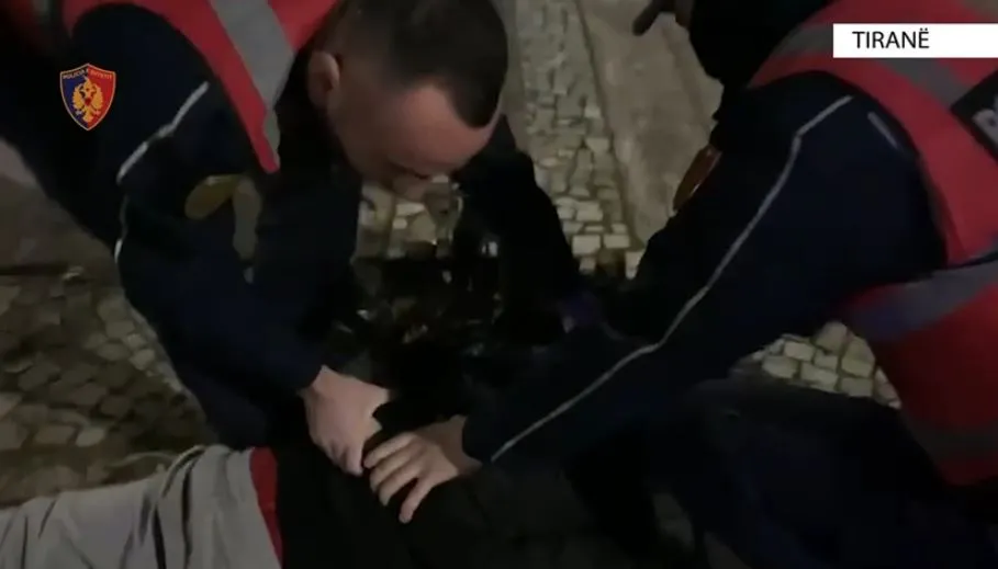 Tiranë/ Arrestohet adoleshenti në kërkim bashkëpunëtori që vodhën një dyqan