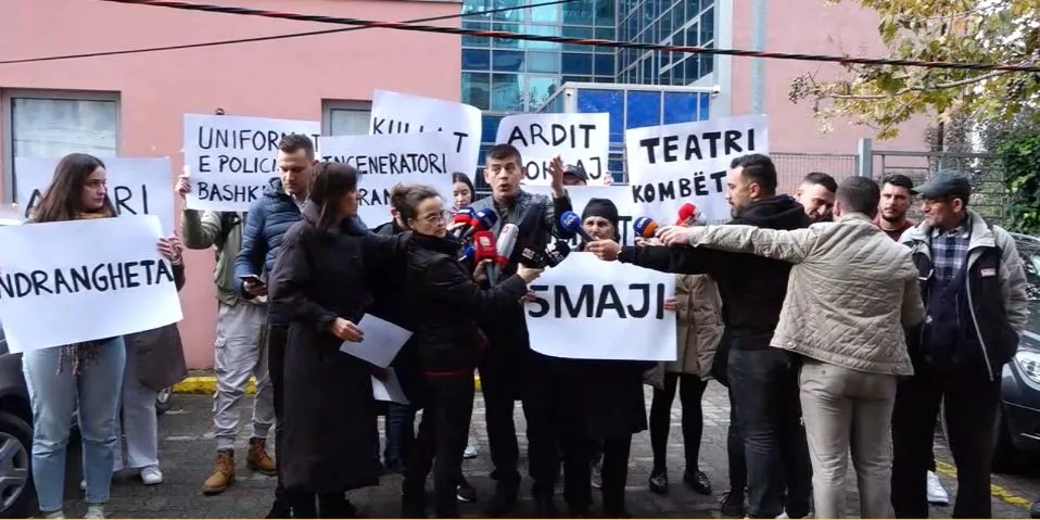 Aktivistë dhe qytetarë protestë para SPAK-ut: Përgjegjësit për inceneratorin e Tiranës para drejtësisë