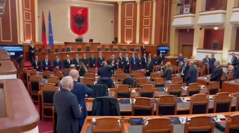 PS miraton  ndryshimet në rregulloren e Kuvendit, asnjë deputet i opozitës nuk ishte prezent