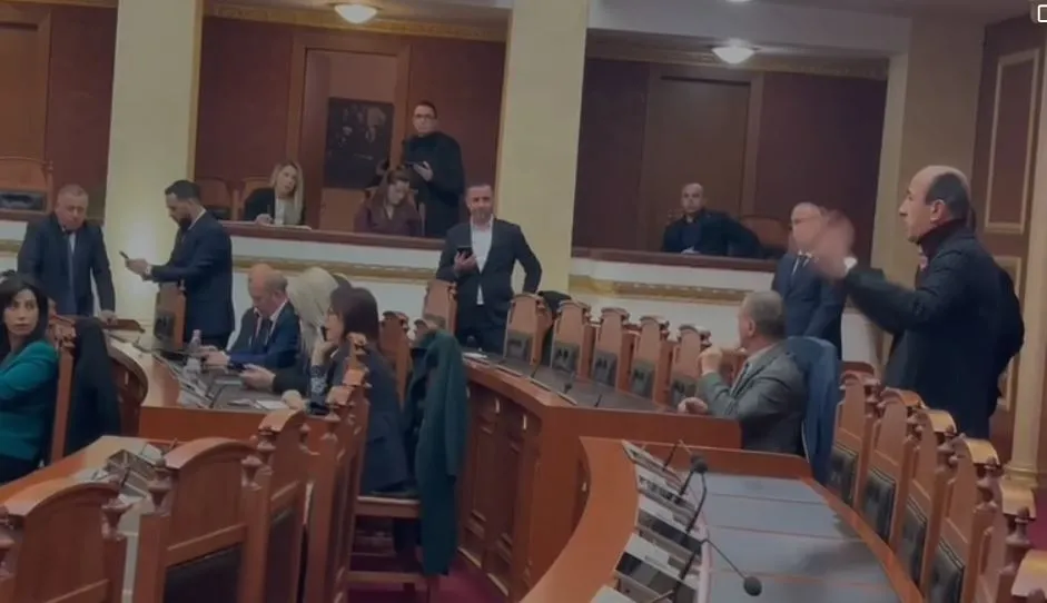 “O plehra, ju jeni më të bukurit më të mirët”, Dashnor Sula shpërthen nga salla e Kuvendit: S’keni njerzillëk, por kafshëri