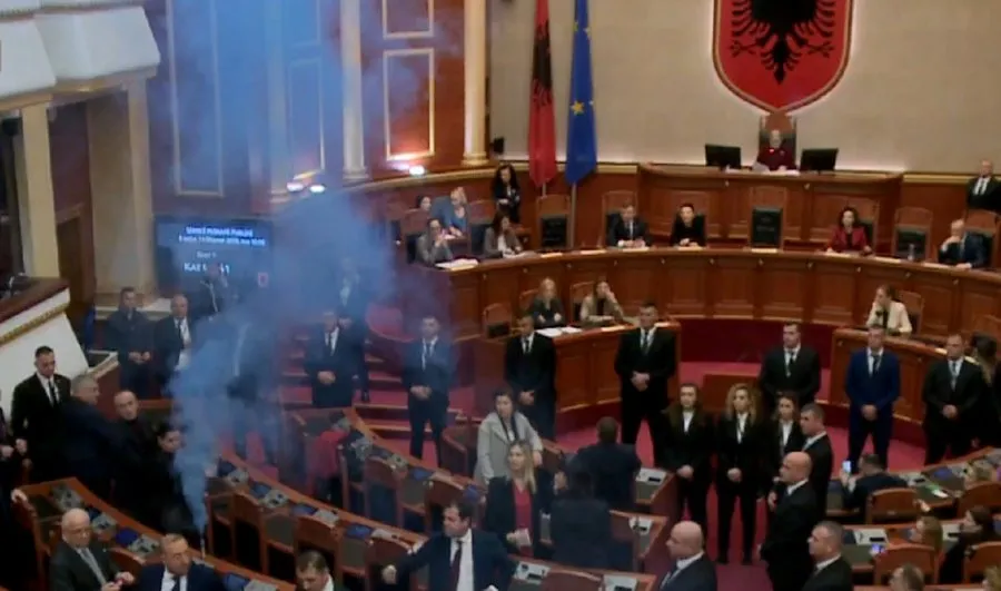 Mbyllet seanca  në Kuvend mes tensioneve dhe flakadanëve