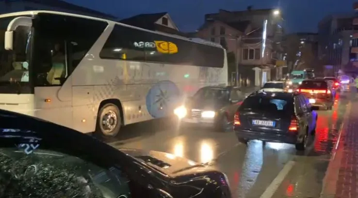 Pogradec/ Një autobus përplaset me  dy makina