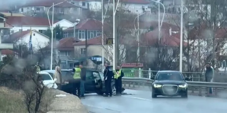 Aksidenti/ Përplasen 3 automjete, 6 të plagosur