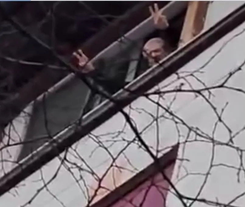 VIDEO/ Berisha përshëndet mbështetësit poshtë shtëpisë