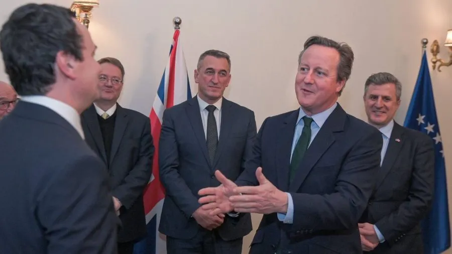 Cameron vazhdon vizitën në Kosovë, sot takon presidenten Osmani