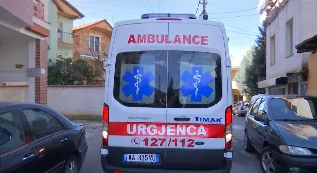 Fier/ Shoferi i ambulancës humb kontrollin dhe del nga rruga duke lënduar infermieren