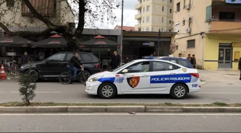 EMRAT/ Nënë e bir në kërkim ndërkombëtar për trafik droge, arrestohen nënë e bir