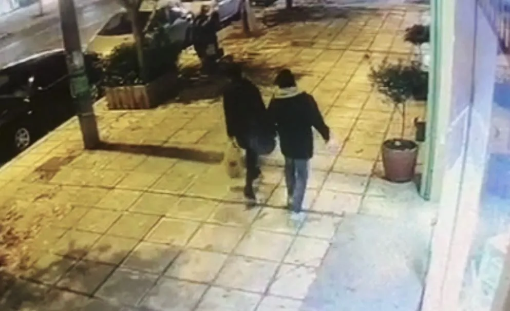 Shqiptarja duke ecur dorë për dore me burrin që e vrau