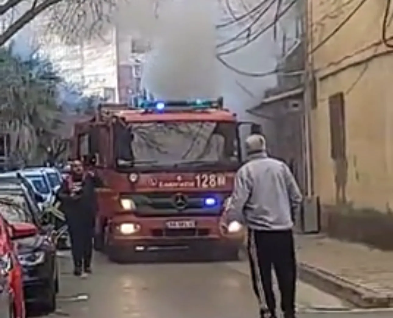 Tiranë/ Përfshihet nga flakët një dyqan