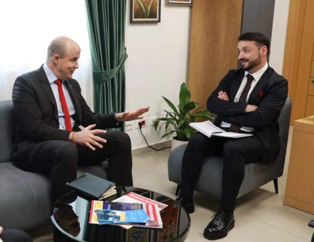 I dërguari me punë i SHBA vizitë  në zyrë kreut të ri të Agjencisë së Mbikëqyrjes Policore Florian Sulejmani