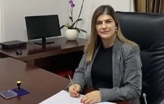 Sarandë/ Drejtoresha  e  Kadastrës që u shkarkua  mbushi detin me inerte dhe u legalizoi objekte të familjarëve