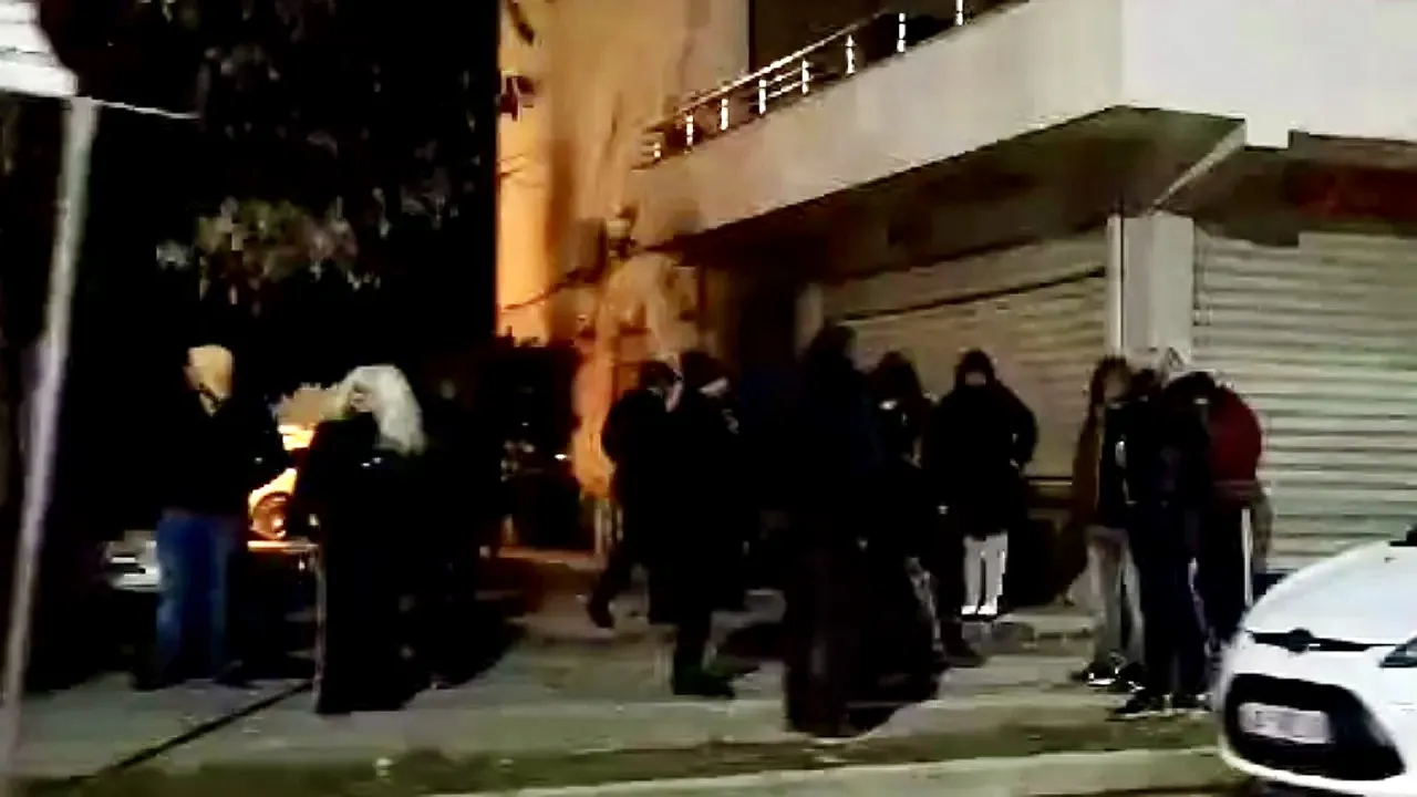 Foto/ Epiqendra e tërmetit në Lushnjë, banorët dalin në rrugë