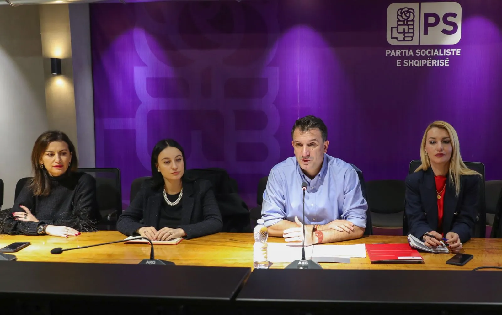 Veliaj mledh këshilltarët socialistë :  Opozita përdor njerëzit si mish për top!  Ata janë bërë si karagjozë!
