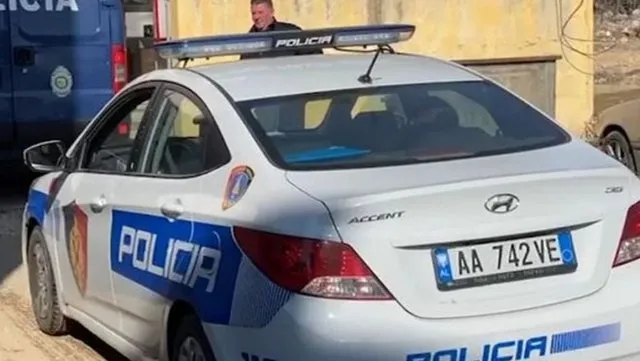 Korçë/  Makina që drejtonte 15-vjeçari del nga rruga, plagoset pasagjeri tjetër i mitur