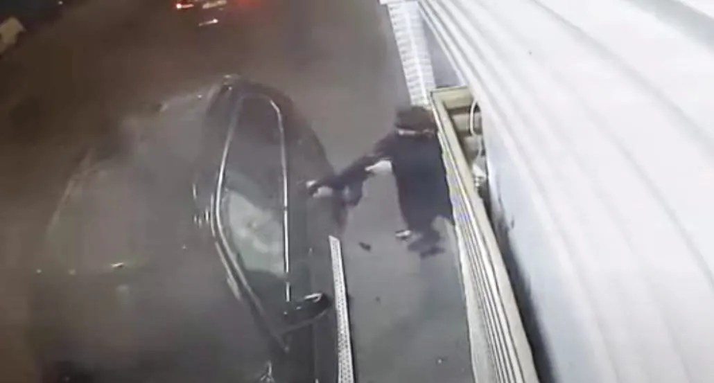 VIDEO/ Publikohen pamjet e atentatit ndaj mafiozit grek me kallash