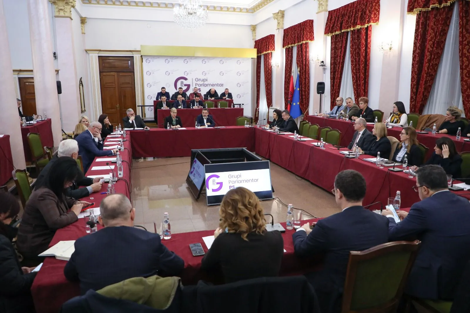 Çuçi mbledh Grupin e PS dhe u jep porosi deputeteve: Mos mungoni, do votohen edhe dekretet e ministrave