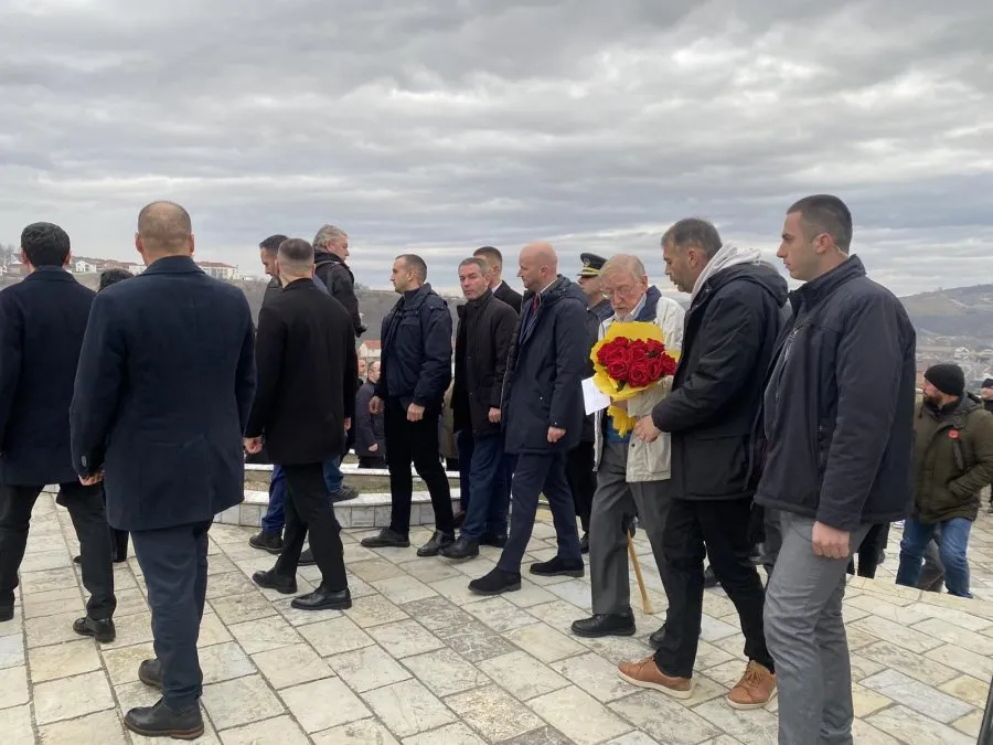 Ish-ambasadori i misionit të OSBE-së në Kosovë Walker: Nga sakrifica e djemve të Reçakut, Kosova gëzon demokracinë