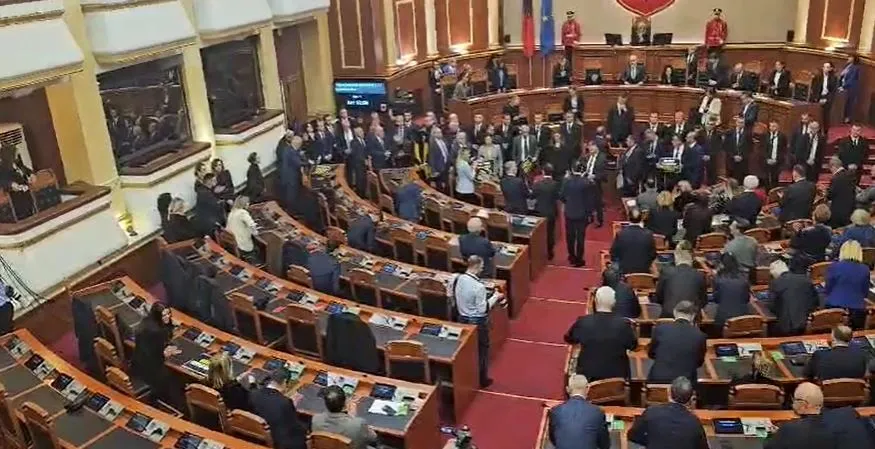 Nis me tenstione sesioni i ri parlamentar, opozita nuk lejon seancë normale