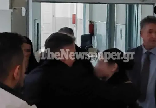 50-vjeçari që vrau kunatin lihet i lirë/ Vajzat “shpërthejnë” në lot, e presin me përqafime