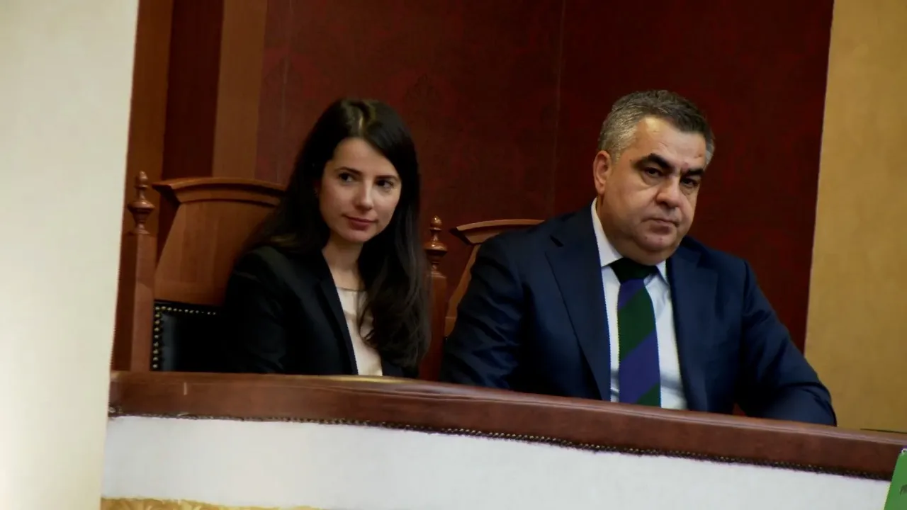 PS voton me  brohorima 73 vota dy ministrat e rinj, Blendi Goxhe dhe Adea Pirdeni