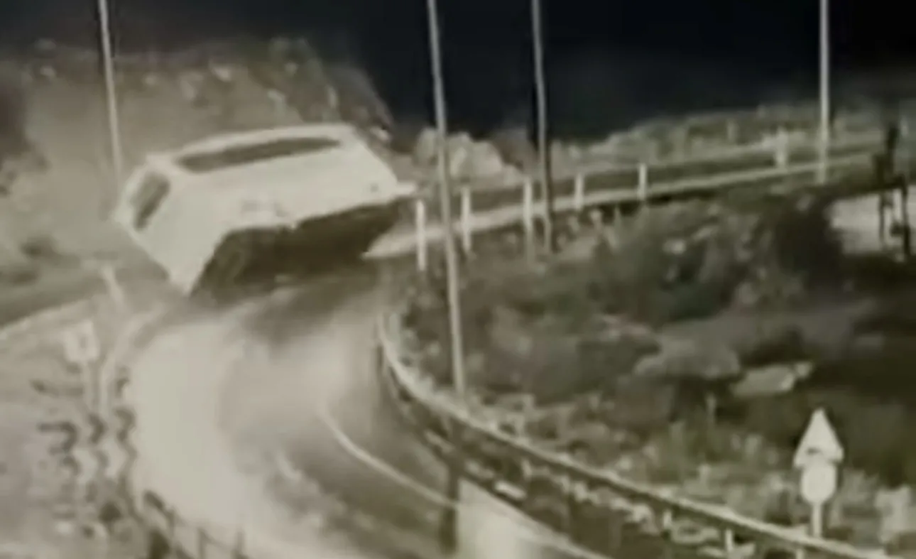 VIDEO/ Turqi, autobusi rrëshket në rrugë dhe përfundon në kanal