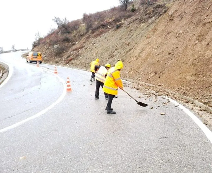 Probleme në rrugët e Kukësit nga rënia e gurëve dhe inerteve nga reshjet