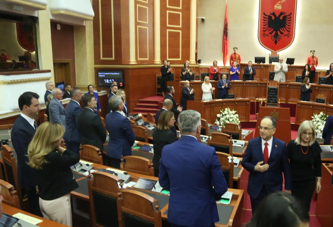 PS kërkon dënimin për deputetët Noka e Bardhi sepse penguan fjalën e presidentit në Kuvend