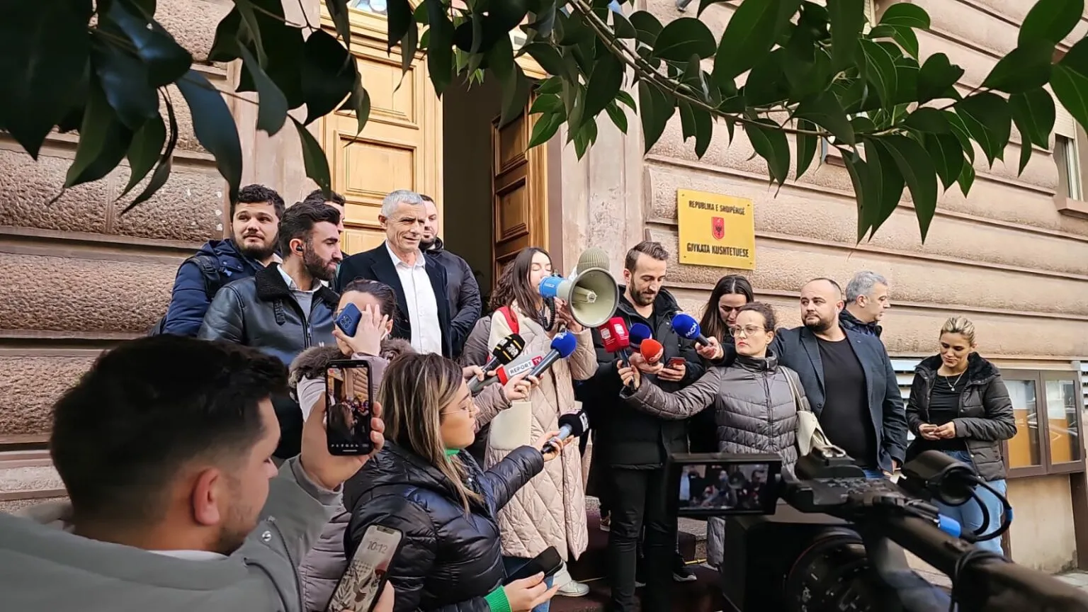 Të rinj nga Lezha kundër ngritjes së kampit të refugjatëve në Shëngjin, protestë te Gjykata Kushtetuese