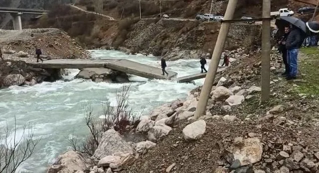 Babë e bir bien në lumin Fan me makinë