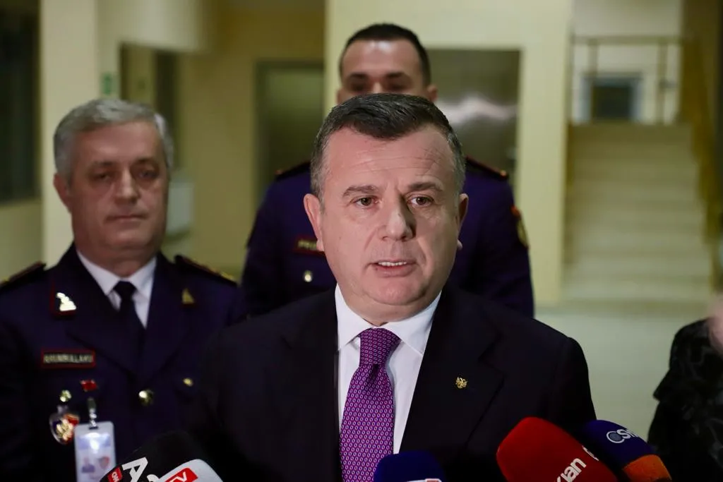 Ministri Balla zbardh porositë për drejtuesit e policisë së Elbasanit: Të fokusohemi te gjetja e personave në kërkim