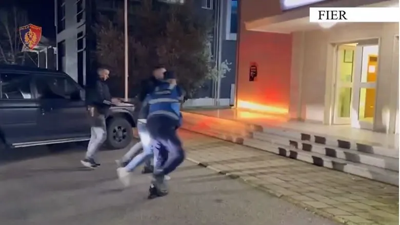 FIER/ Arrestohet  30-vjeçari  me 2 pistoleta në automjet dhe në banesë