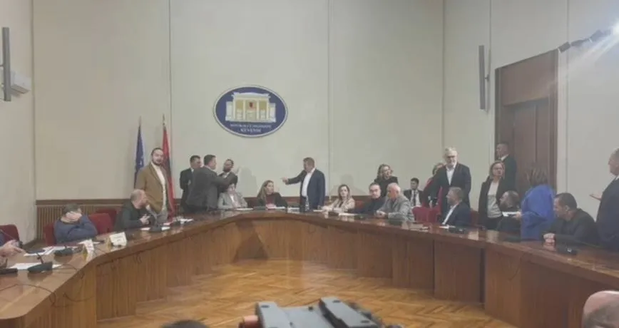 Opozita bllokon Komisionin i Reformës Zgjedhore, largohet  Klosi: Ata kanë zënë karriget, le t’i mbajnë!