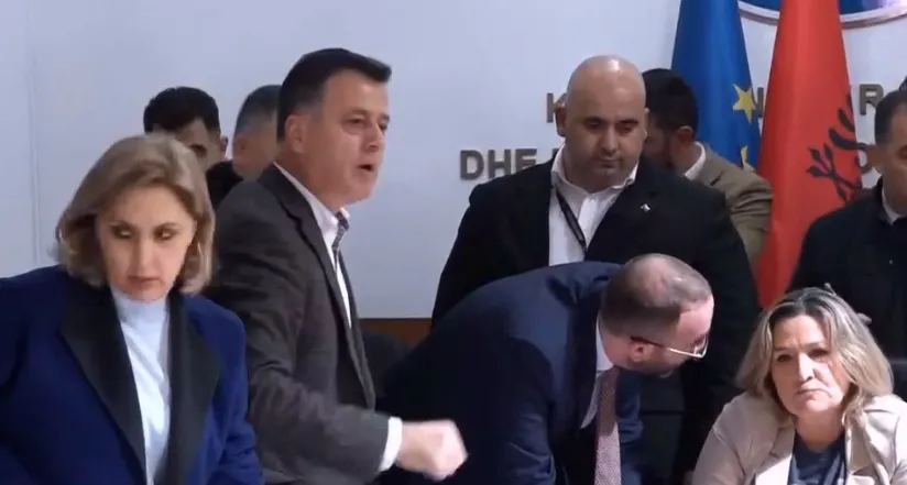 Përjashtohen deputetët e opozitës pas  kaosit në KUVEND