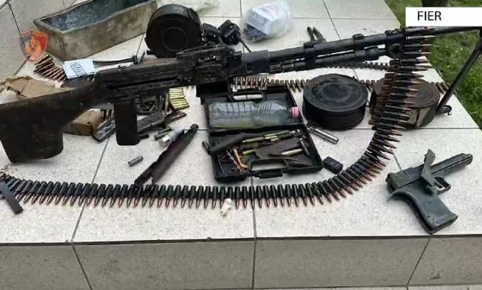 FIER/ Policia sekuestron një arsenal armësh, arrestohet 30-vjeçari