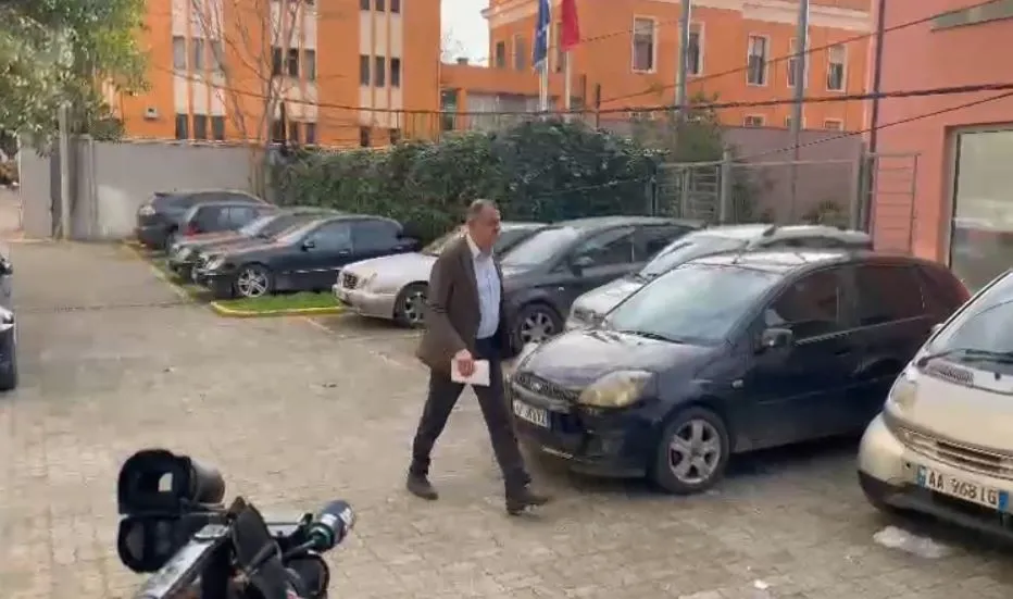 Ish-ministri Ilir Beqaj paraqitet në SPAK  për “Sterilizimin”