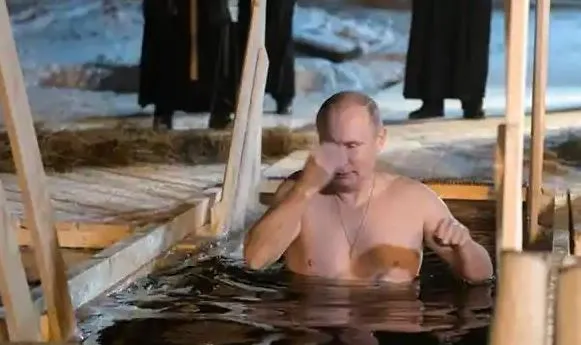 VIDEO/ Putin  71 vjeç zhytet në ujërat e akullta në temperaturën -14 gradë, nderon traditën për festën e Epifanisë