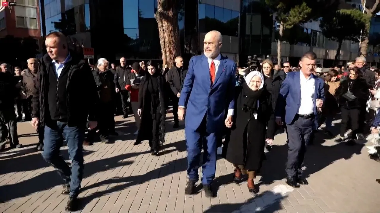 Rama homazhe në vendin ku u vranë 4 protestuesit e 21 Janarit
