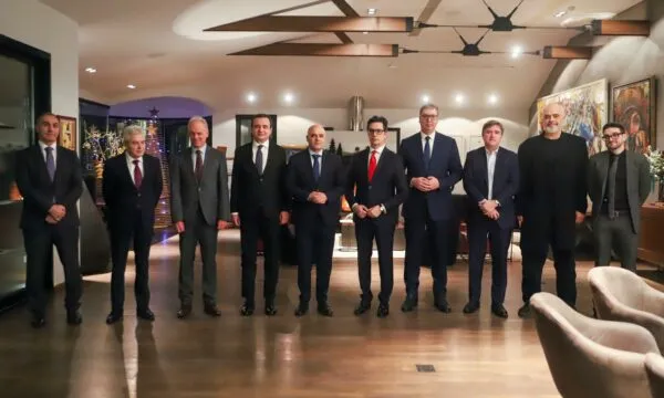 Kryeministri i RMV publikon foton: Atmosferë miqësore, bëhen bashkë Kurti, Rama dhe Vuçiç