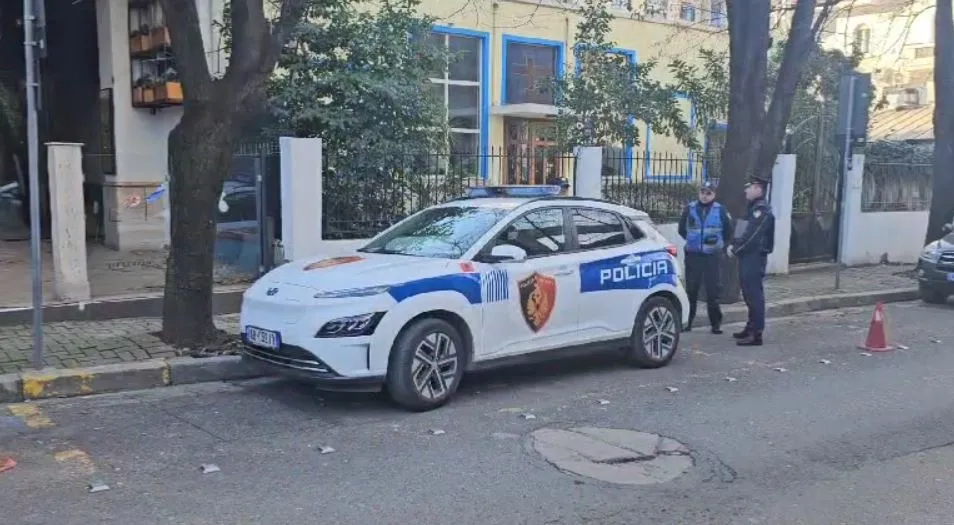 Dy makina policie dhe avokatët e presin poshtë banesës  së Berishës,pér ta shoqëruar në Spak