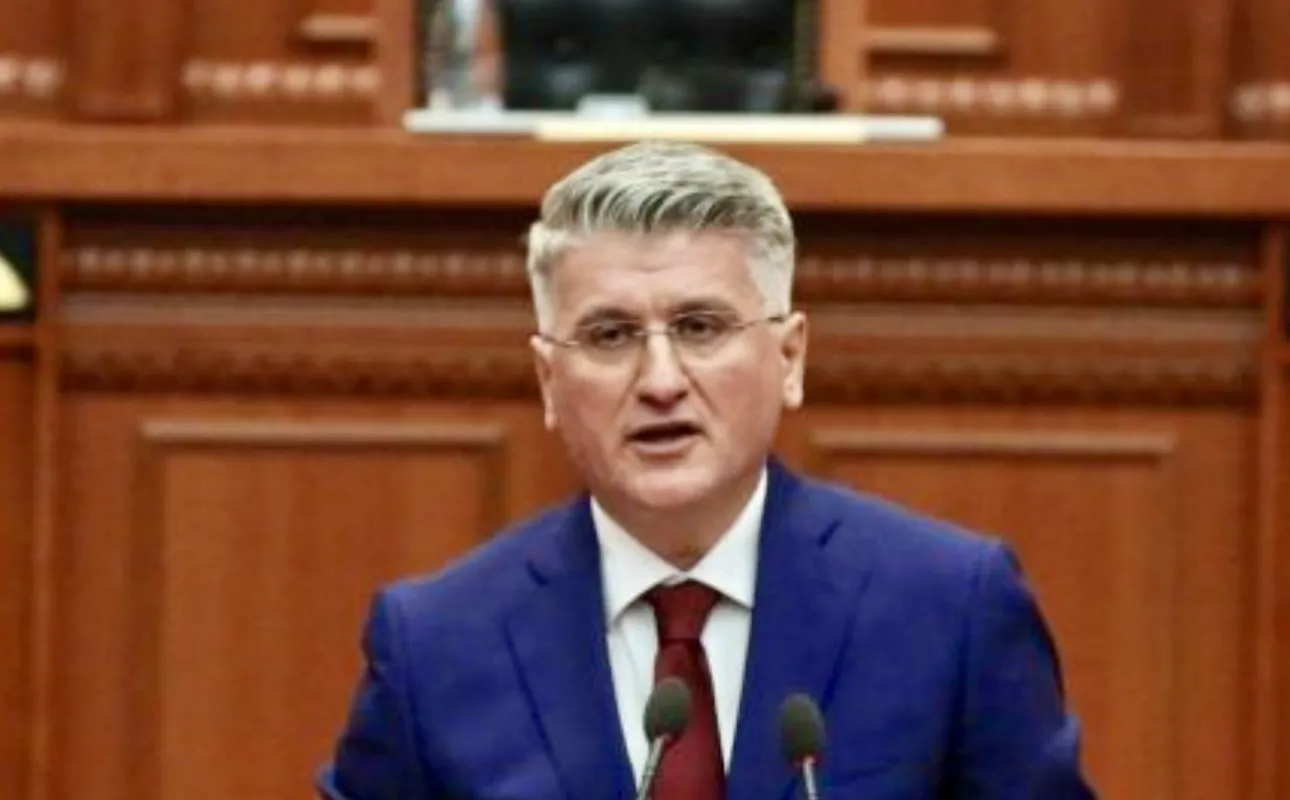 Satira e Gjekmarkajt: Babo i dhuroi një pistoletë…Tao i la një zarf të zi!