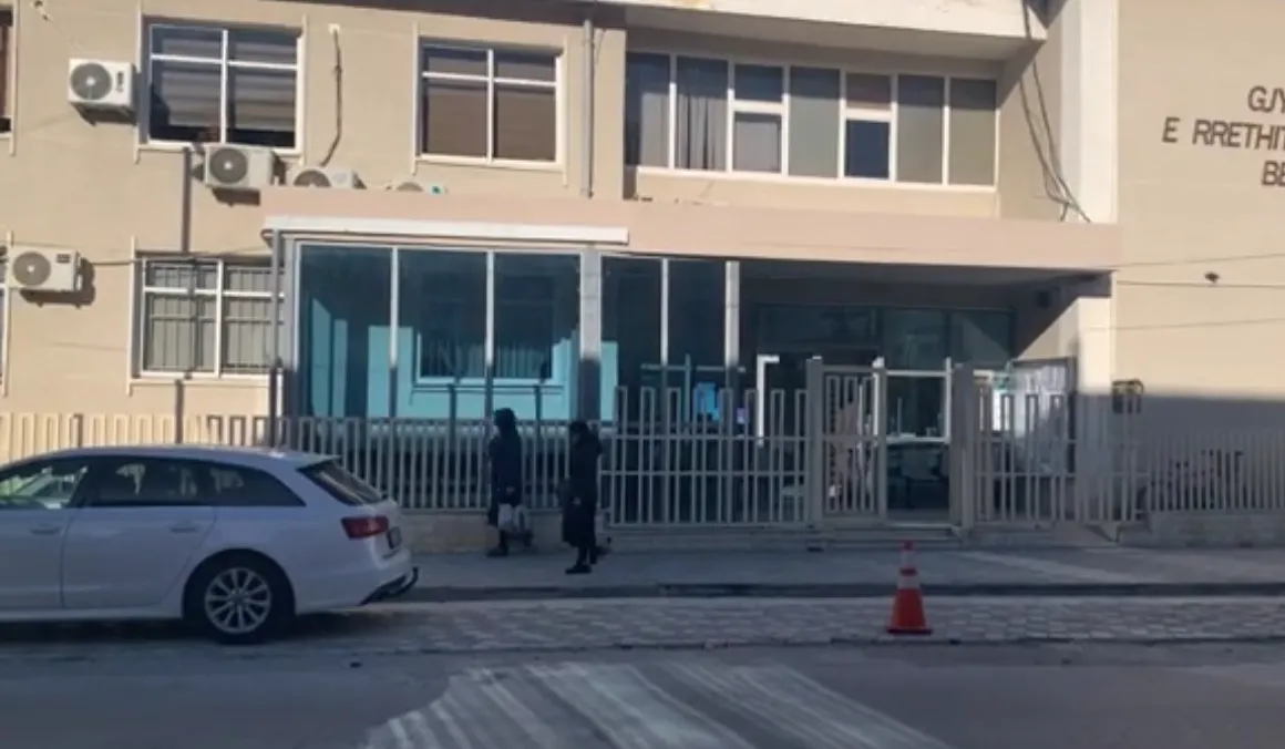 Gjykata e Beratit liron dy të rinjtë që u arrestuan për përdhunim! Familjarët: Drejtësia u vendos në vend