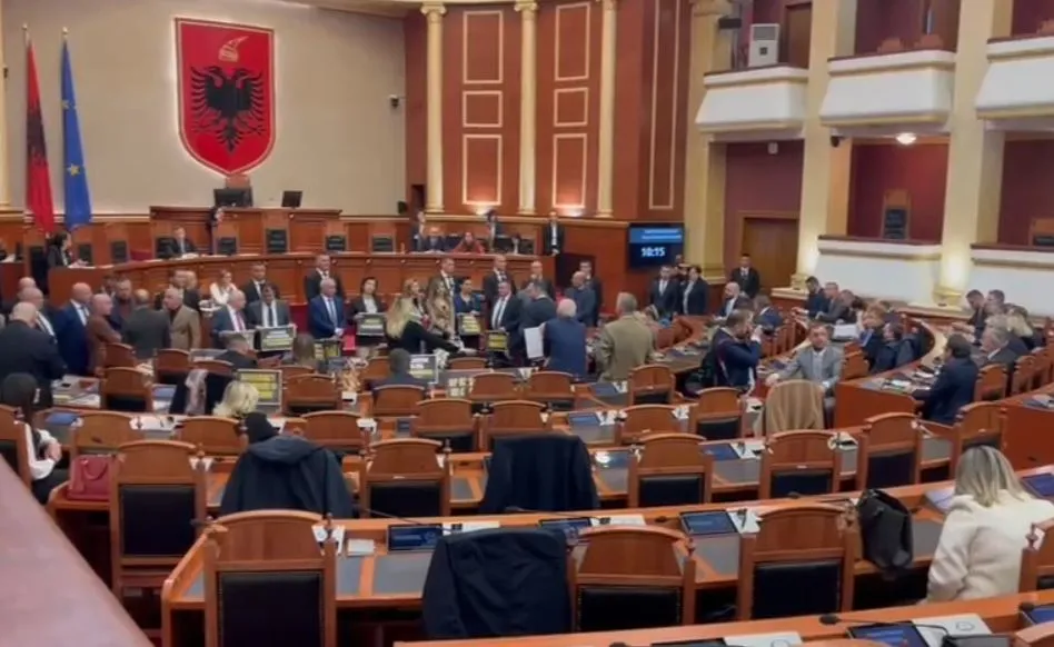 Opozita vijon me aksionin e mosbindjes civile, seanca plenare mbyllet pas 12 minutash