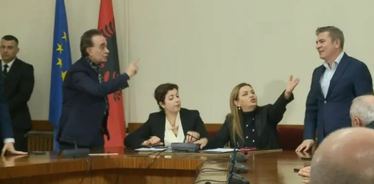 Deputetët e Berishës dhe Bardhit bllokojnë Komisionin e Reformës Zgjedhore, zënë vendet e socialistëve