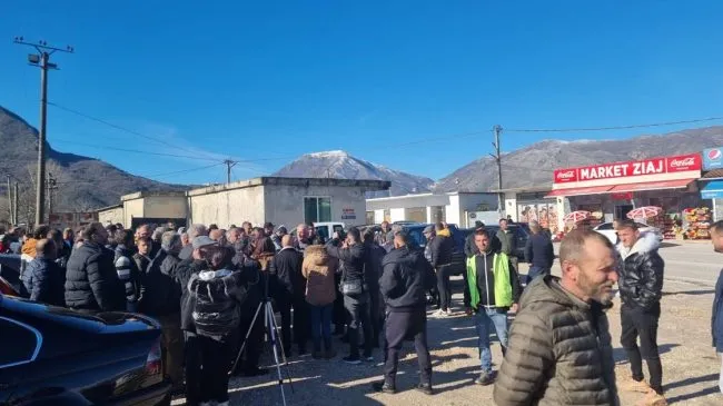 Blegtorët e jugut derdhin qumshtin në rrugë: Do protestojmë në Tiranë