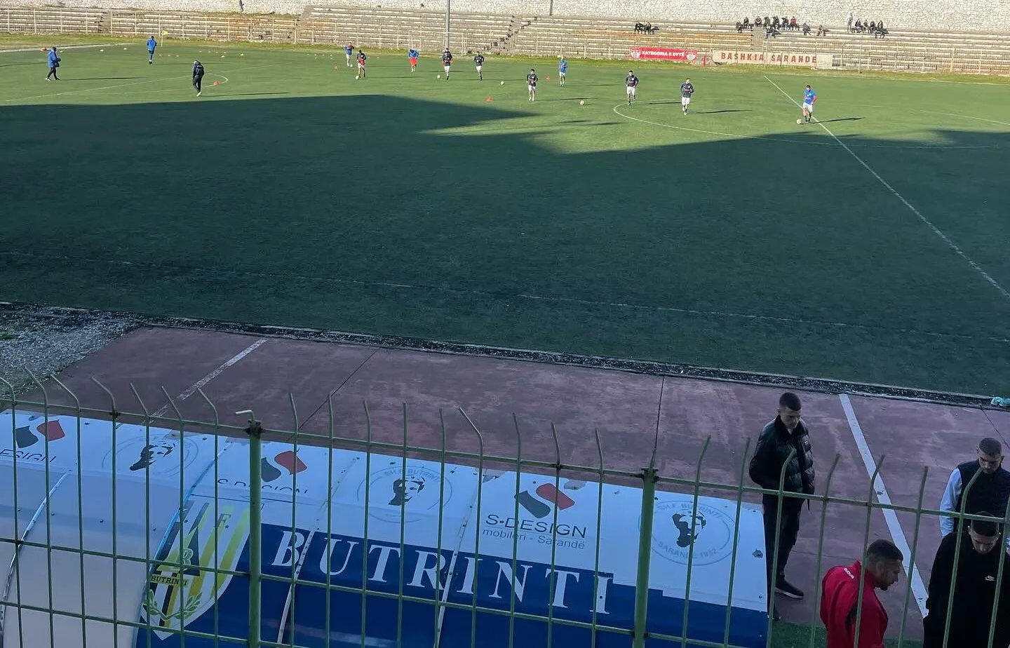 FOTO- Goditën me grushte futbollistin e ekipit, pranga dy trajnerëve të ekipit Butrinti në Sarandë