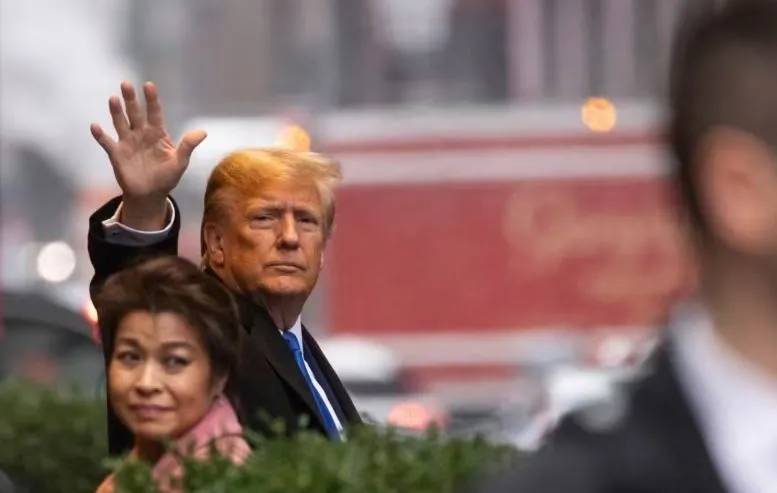 Ish-presidenti Donald Trump braktis befas seancën!